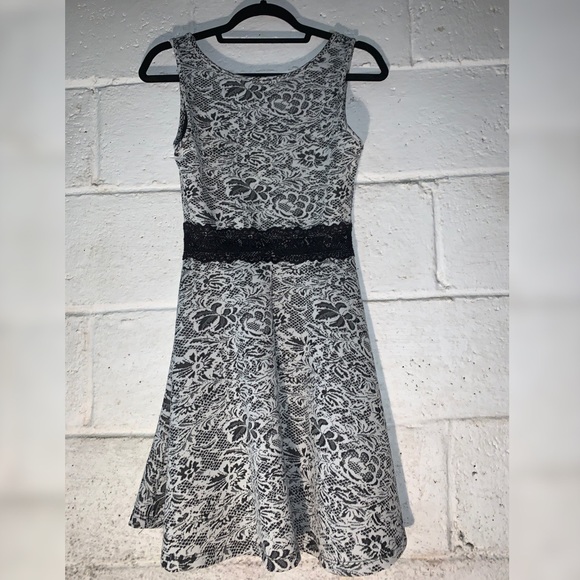 Super Pretty and Elegant Black & White Dress - Picture 3 of 3